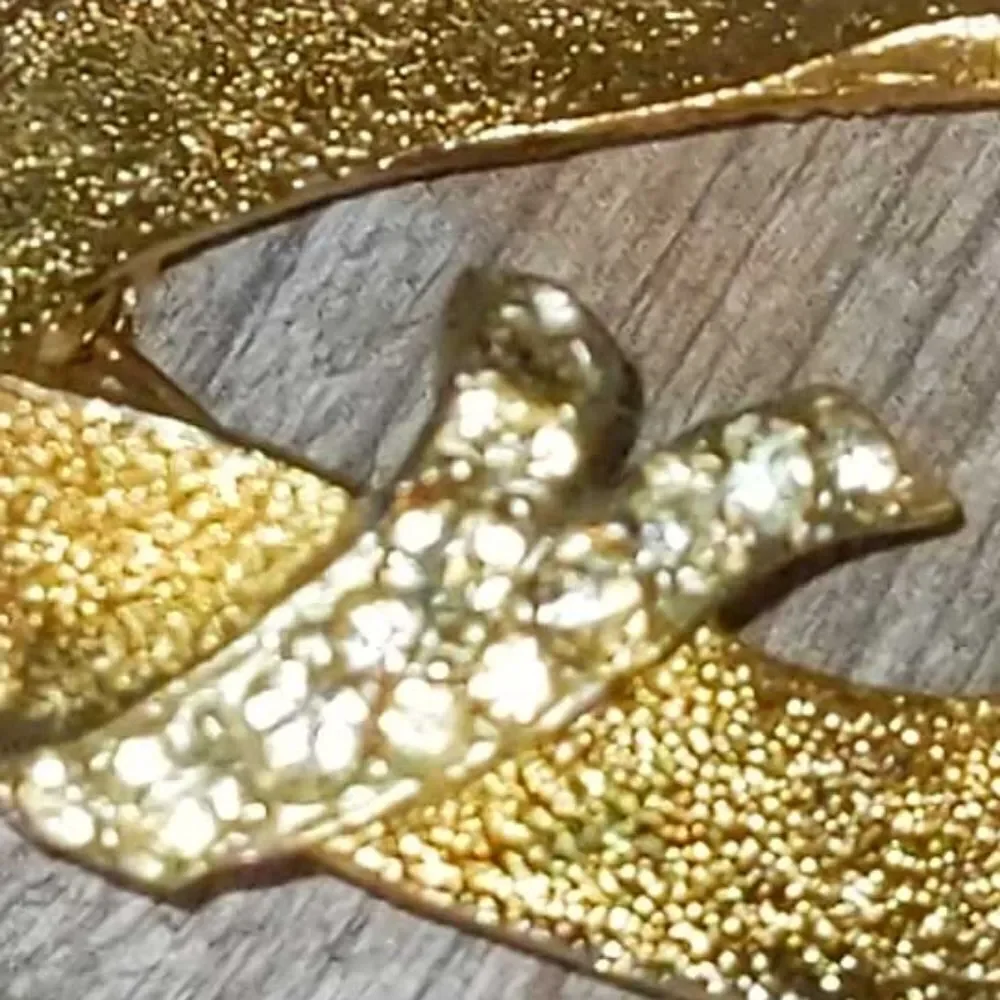 ‎BSN vintage gold tone and rhinestone brooch